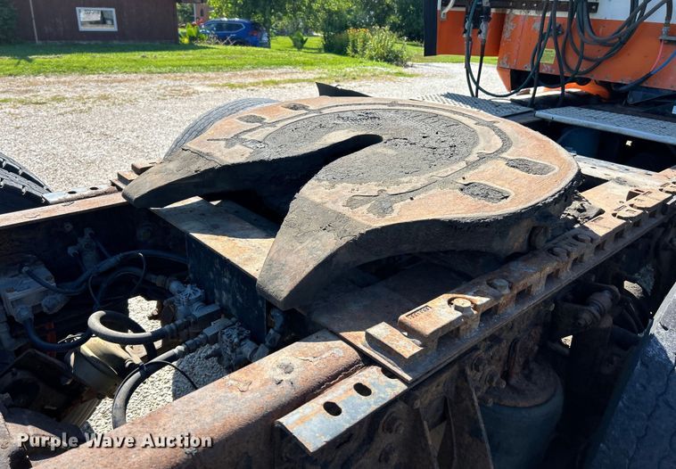 image for item EK4886 2005 International  9400i semi truck