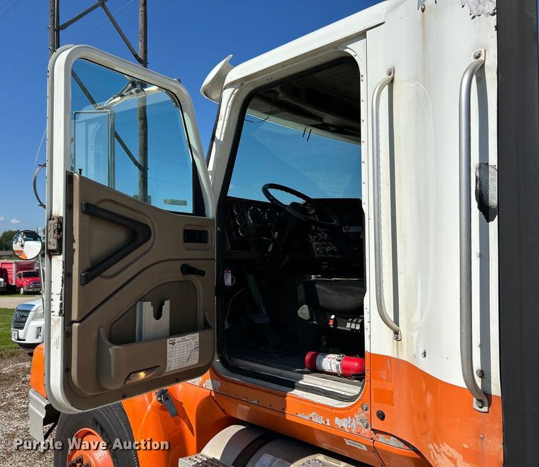 image for item EK4886 2005 International  9400i semi truck