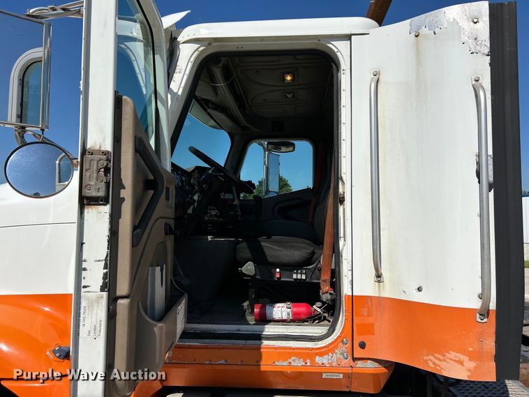 image for item EK4886 2005 International  9400i semi truck