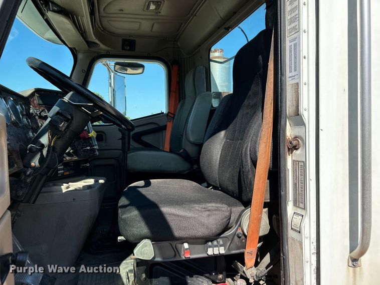 image for item EK4886 2005 International  9400i semi truck