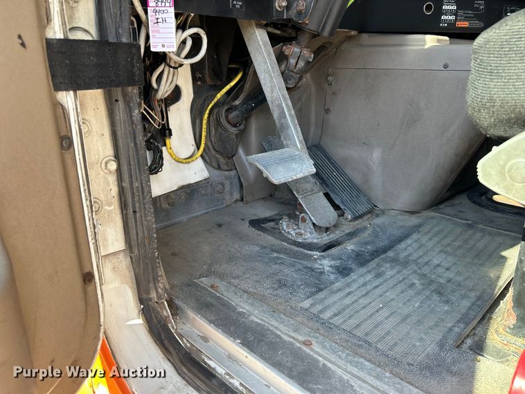 image for item EK4886 2005 International  9400i semi truck