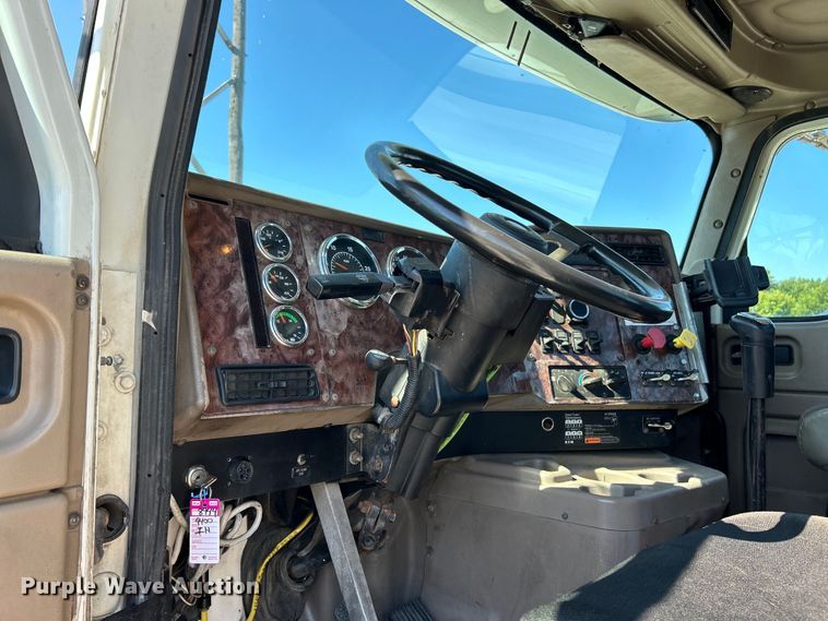 image for item EK4886 2005 International  9400i semi truck