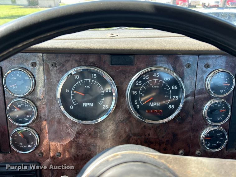 image for item EK4886 2005 International  9400i semi truck