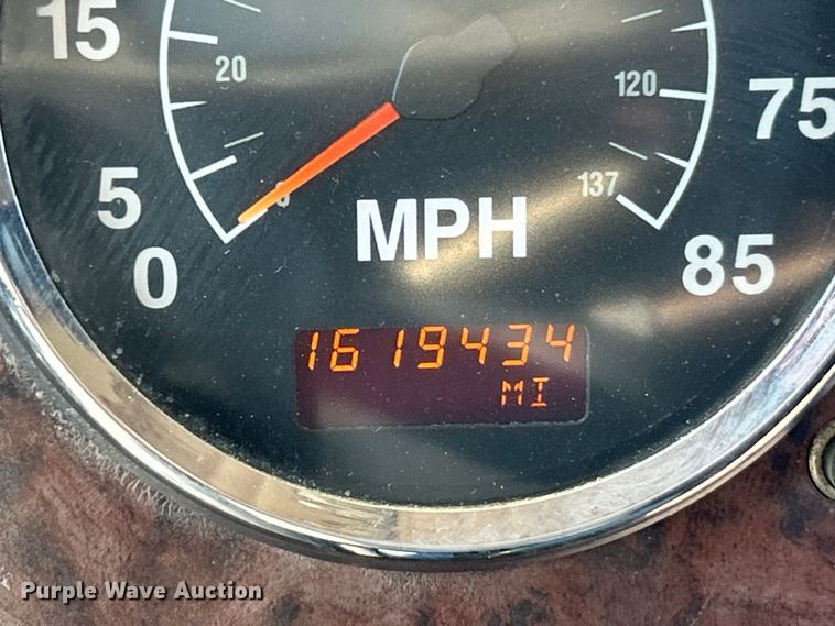 image for item EK4886 2005 International  9400i semi truck