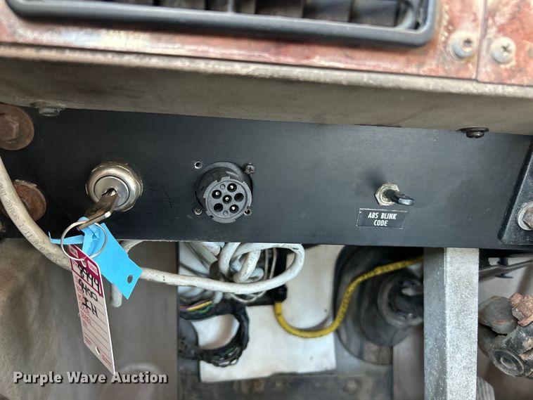 image for item EK4886 2005 International  9400i semi truck