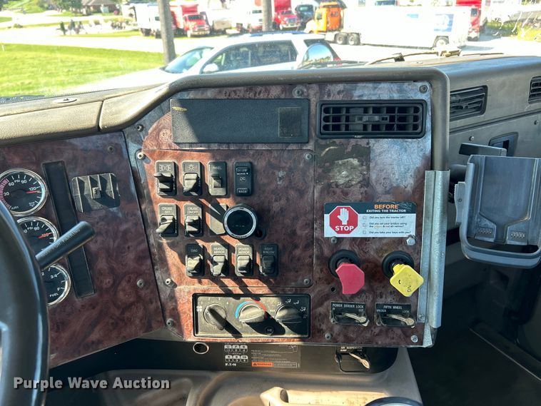 image for item EK4886 2005 International  9400i semi truck