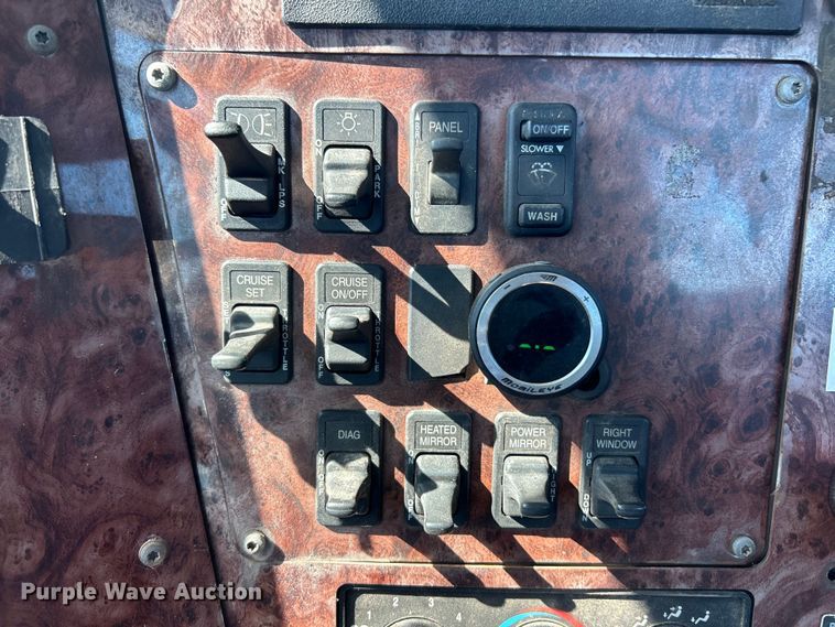 image for item EK4886 2005 International  9400i semi truck