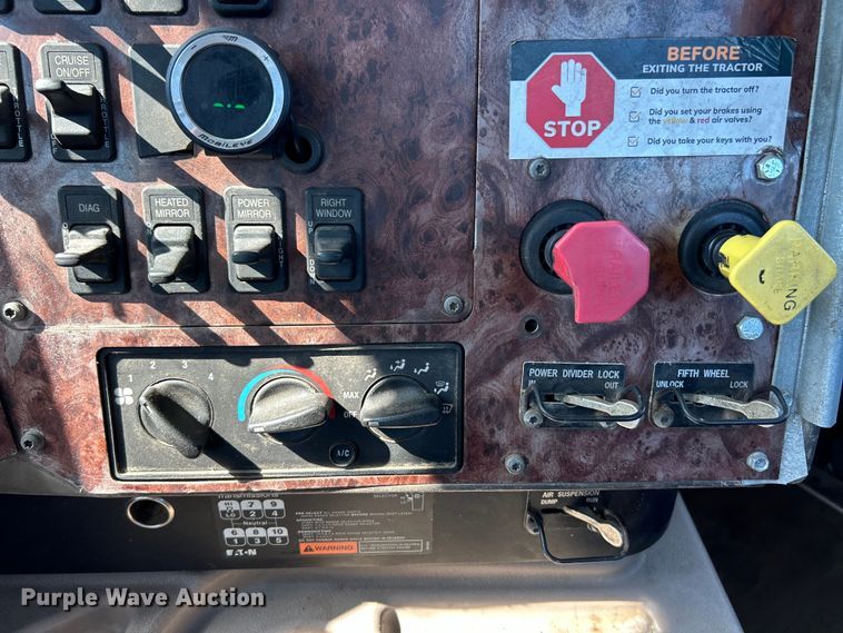 image for item EK4886 2005 International  9400i semi truck