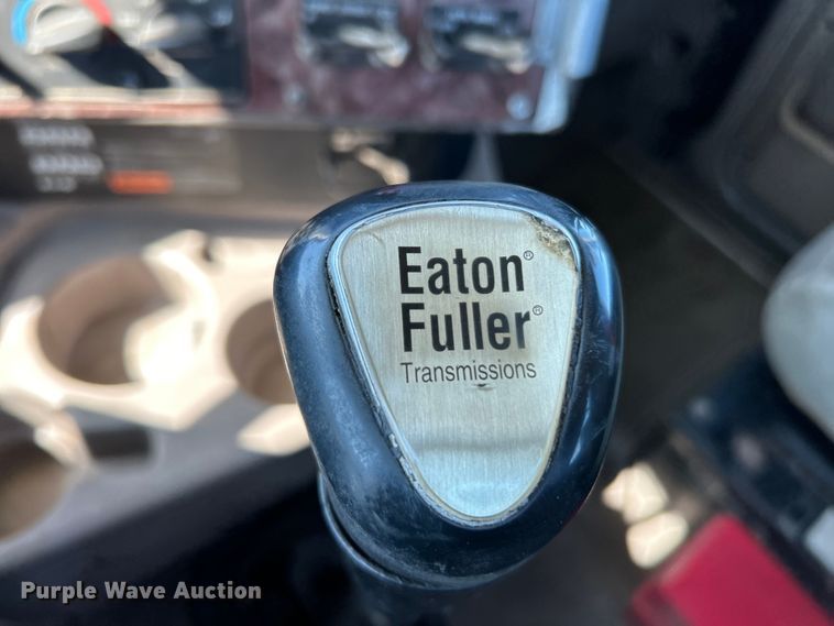 image for item EK4886 2005 International  9400i semi truck