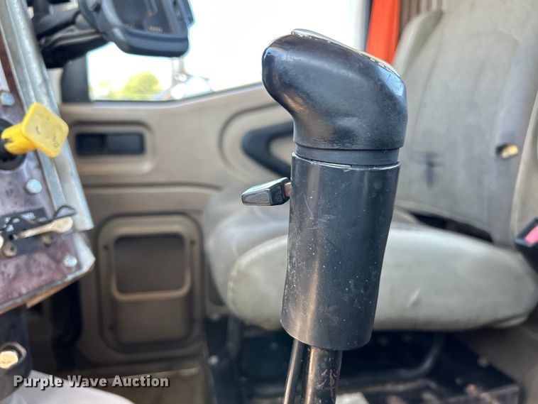 image for item EK4886 2005 International  9400i semi truck