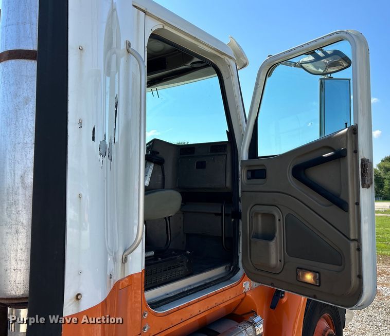 image for item EK4886 2005 International  9400i semi truck