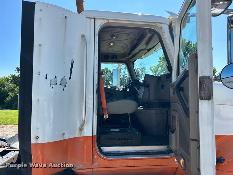 image for item EK4886 2005 International  9400i semi truck