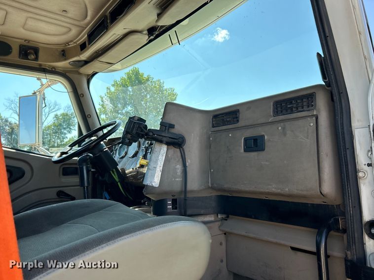 image for item EK4886 2005 International  9400i semi truck