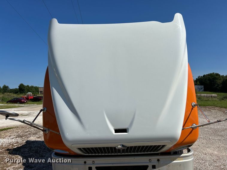 image for item EK4886 2005 International  9400i semi truck