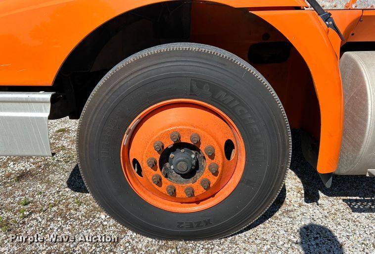 image for item EK4886 2005 International  9400i semi truck