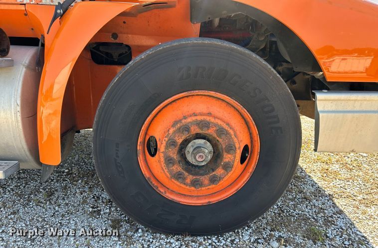 image for item EK4886 2005 International  9400i semi truck