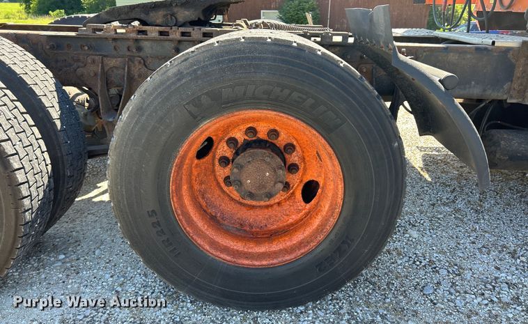 image for item EK4886 2005 International  9400i semi truck