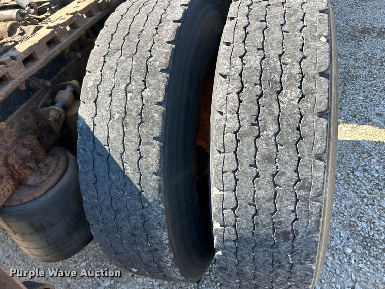 image for item EK4886 2005 International  9400i semi truck