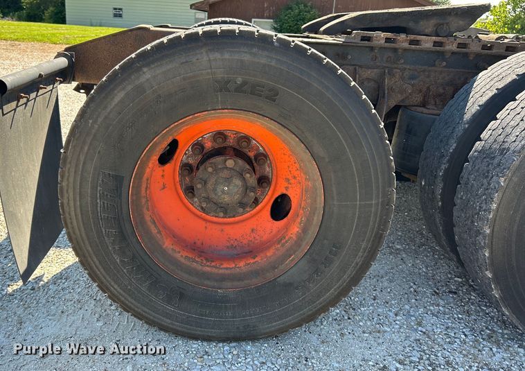 image for item EK4886 2005 International  9400i semi truck