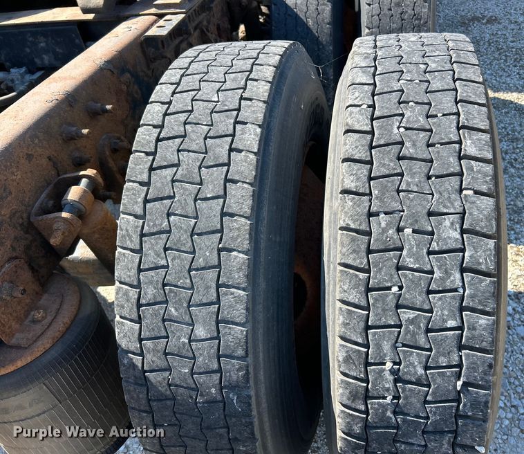 image for item EK4886 2005 International  9400i semi truck