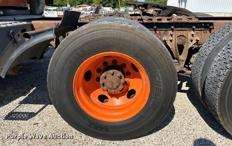 image for item EK4886 2005 International  9400i semi truck