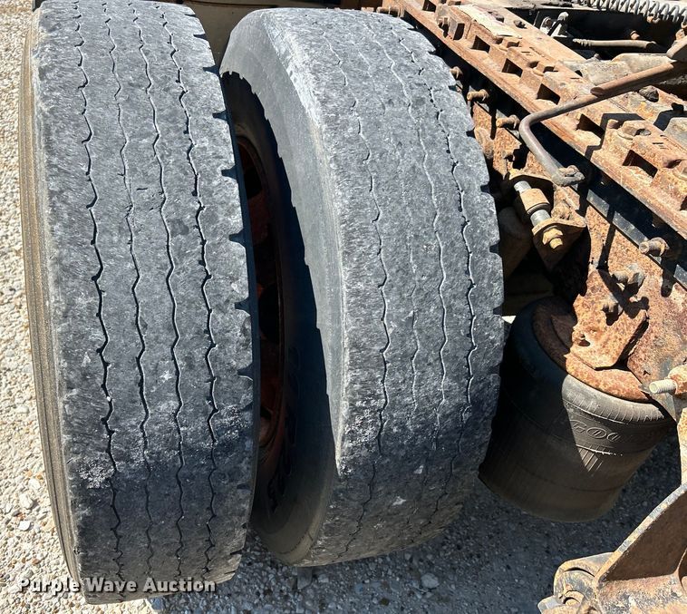 image for item EK4886 2005 International  9400i semi truck