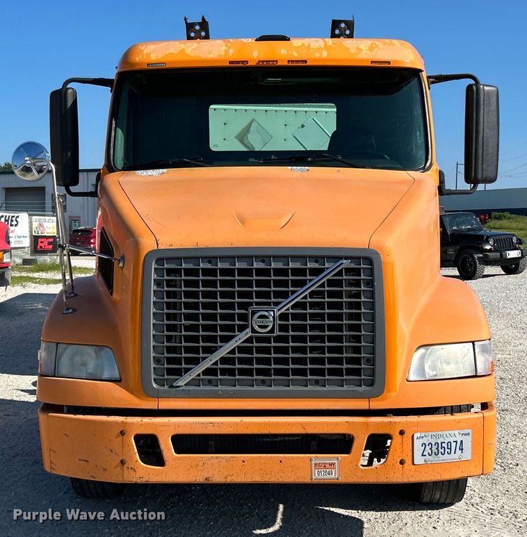 image for item EK4968 2007 Volvo VN semi truck