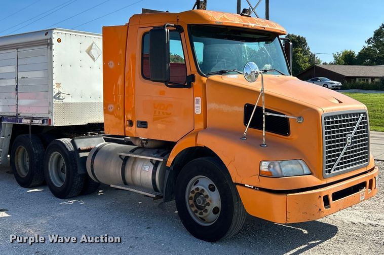 image for item EK4968 2007 Volvo VN semi truck