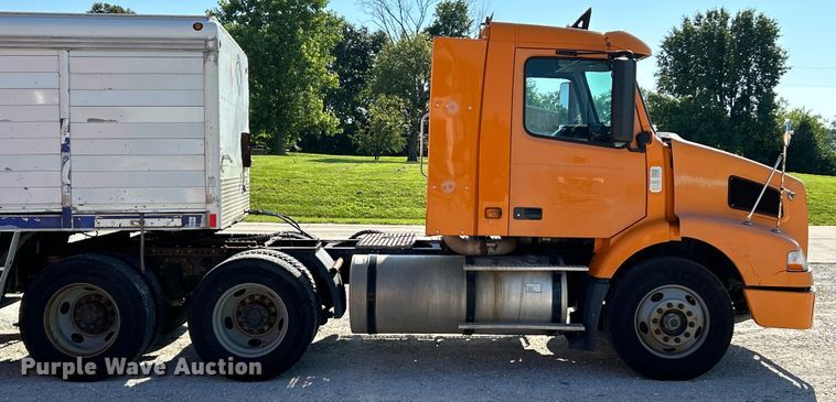 image for item EK4968 2007 Volvo VN semi truck