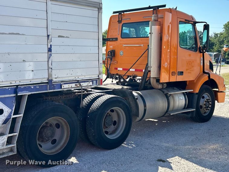 image for item EK4968 2007 Volvo VN semi truck