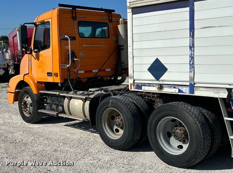 image for item EK4968 2007 Volvo VN semi truck