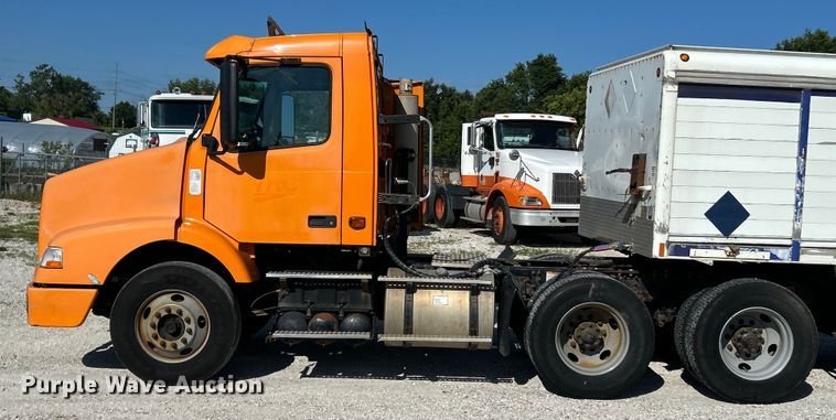 image for item EK4968 2007 Volvo VN semi truck