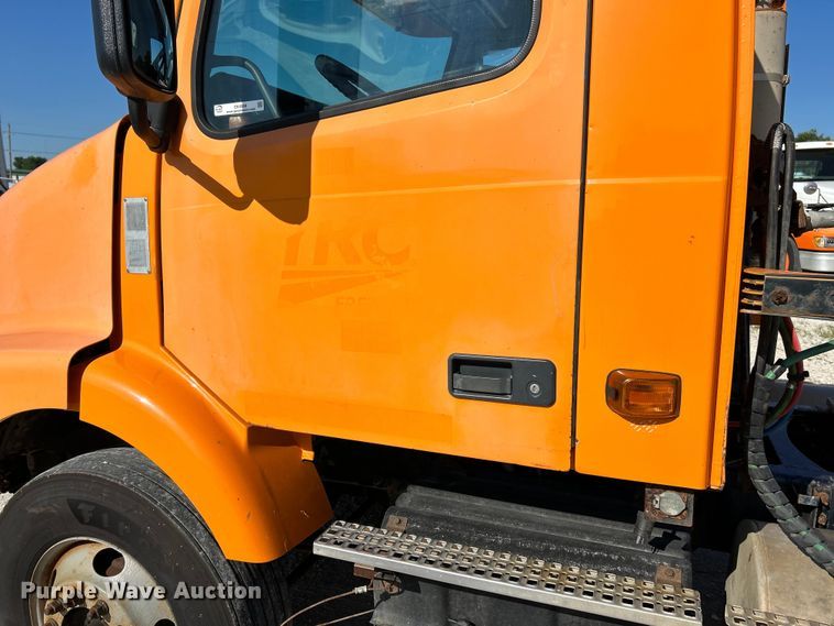 image for item EK4968 2007 Volvo VN semi truck