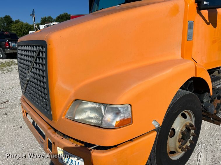 image for item EK4968 2007 Volvo VN semi truck