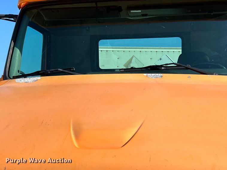 image for item EK4968 2007 Volvo VN semi truck