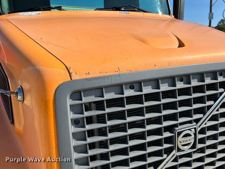 image for item EK4968 2007 Volvo VN semi truck