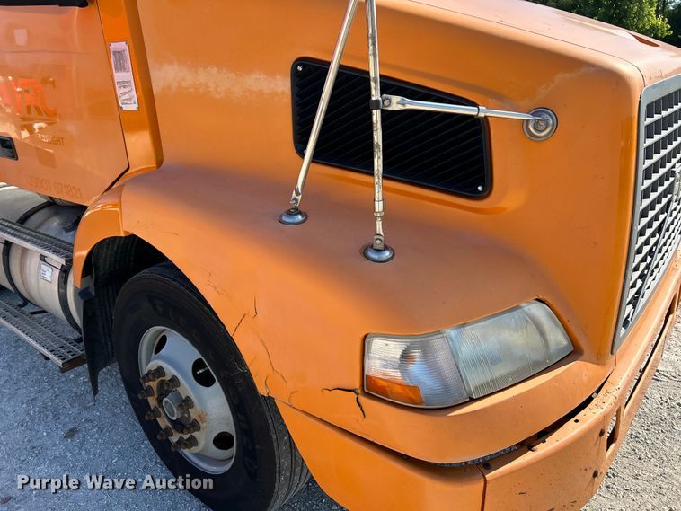 image for item EK4968 2007 Volvo VN semi truck