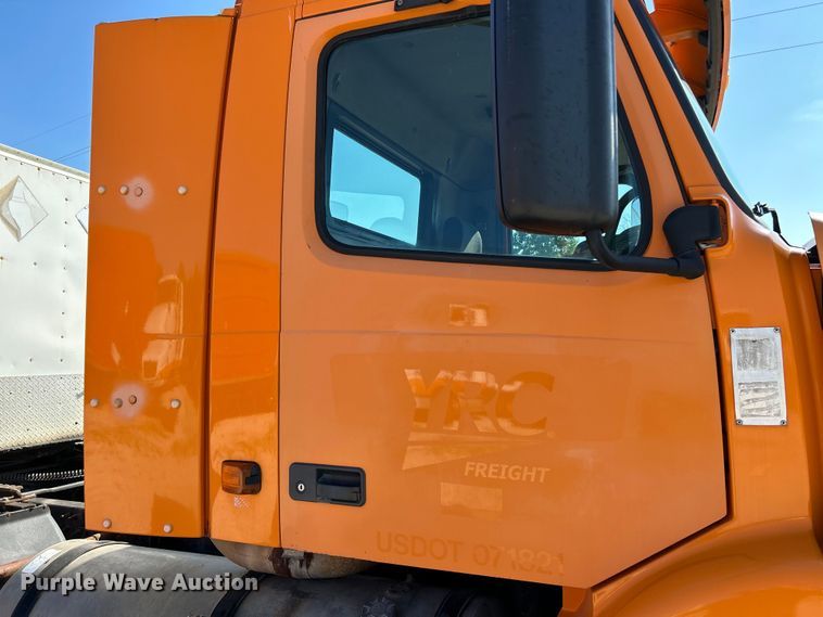 image for item EK4968 2007 Volvo VN semi truck