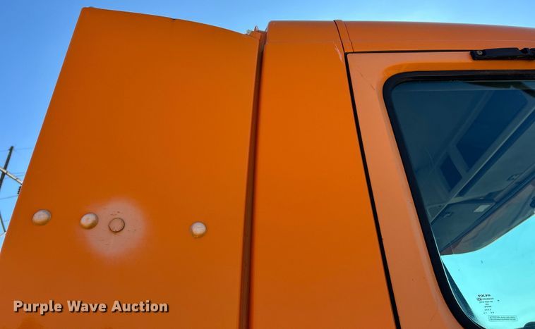 image for item EK4968 2007 Volvo VN semi truck