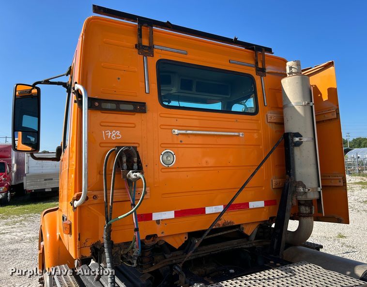 image for item EK4968 2007 Volvo VN semi truck