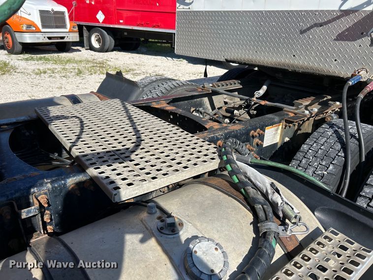 image for item EK4968 2007 Volvo VN semi truck