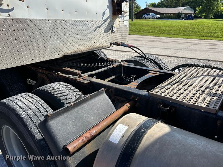 image for item EK4968 2007 Volvo VN semi truck