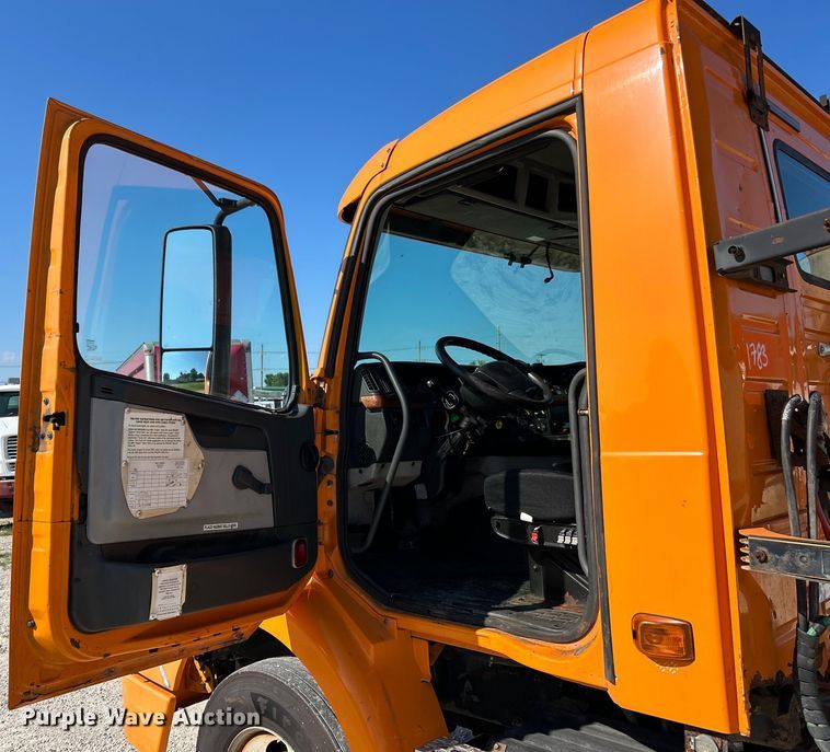 image for item EK4968 2007 Volvo VN semi truck