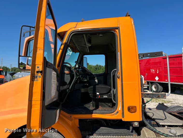 image for item EK4968 2007 Volvo VN semi truck