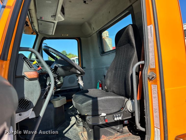 image for item EK4968 2007 Volvo VN semi truck