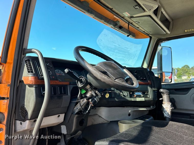 image for item EK4968 2007 Volvo VN semi truck