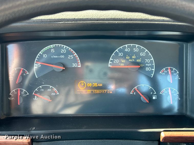 image for item EK4968 2007 Volvo VN semi truck