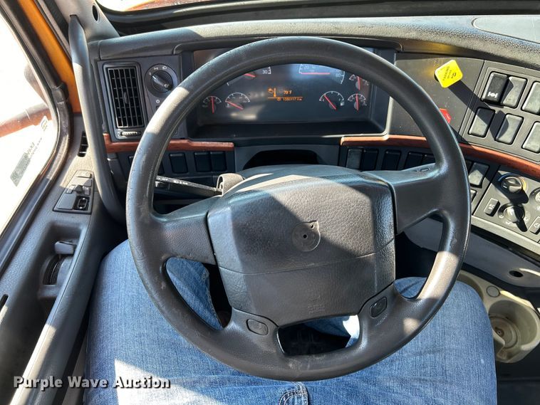 image for item EK4968 2007 Volvo VN semi truck