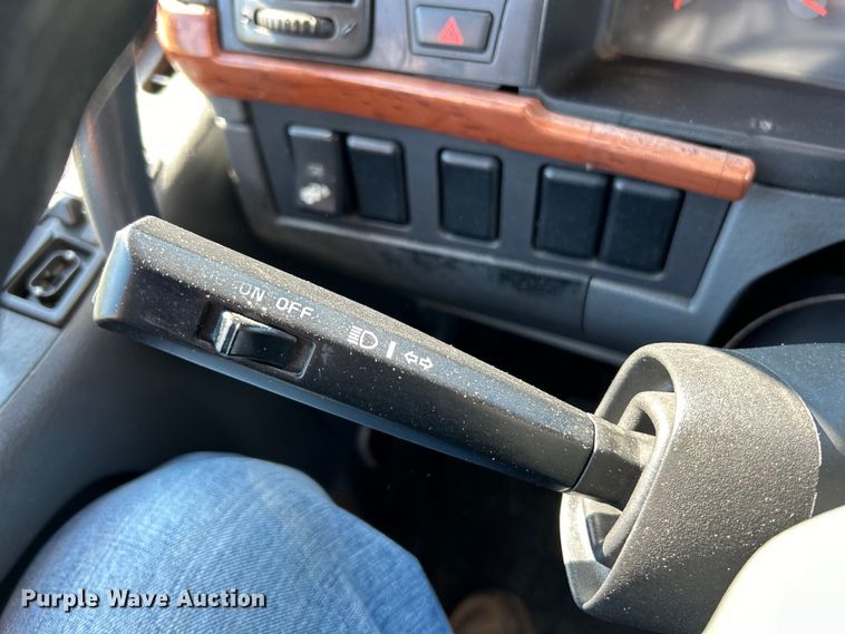 image for item EK4968 2007 Volvo VN semi truck