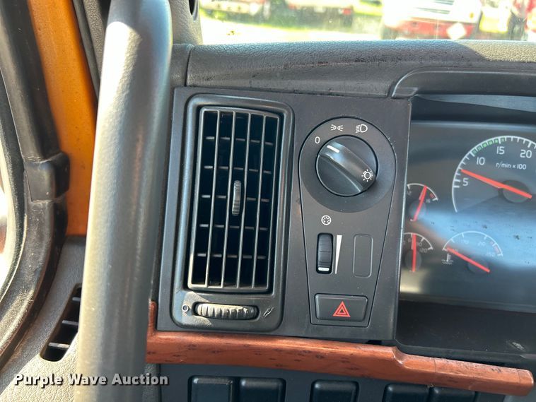 image for item EK4968 2007 Volvo VN semi truck